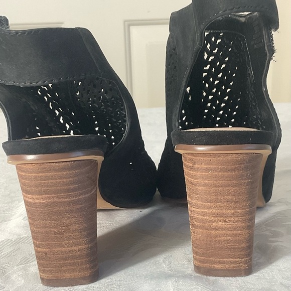Vince Camuto Black Leather Mesh Upper Open Toe Heels Size 7 Velcro Closure - Picture 4 of 6